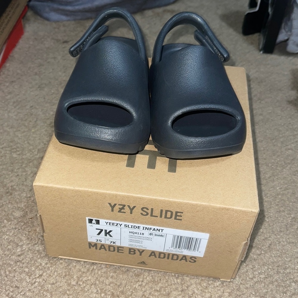 Yeezy slides never worn!!